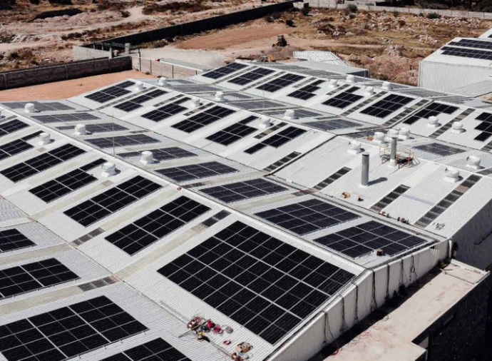 Sistema fotovoltaico instalado en planta industrial