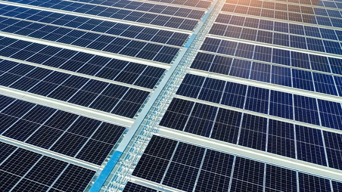 Sistema fotovoltaico industrial instalado sobre nave empresarial