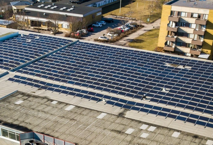 Instalación de paneles solares industriales en supermercado