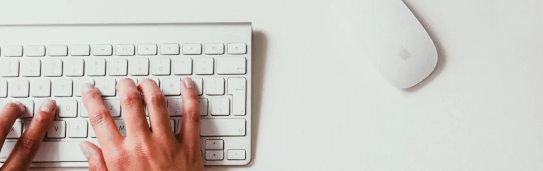 Especialista realizando análisis energético para empresa